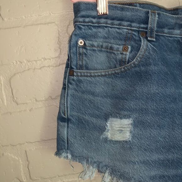 Levi’s Distressed Frayed Cut Off Shorts - Picture 3 of 13